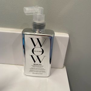 Wow spray helps decrease frizz ! Only used a couple of times ! Wasn’t for me